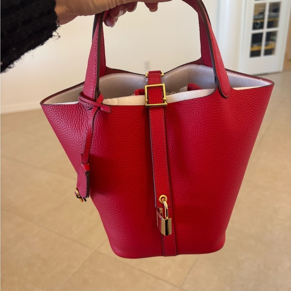 Elegant Red Leather Tote Bag With Matching Makeup 💄 Case Gold Hardware.
